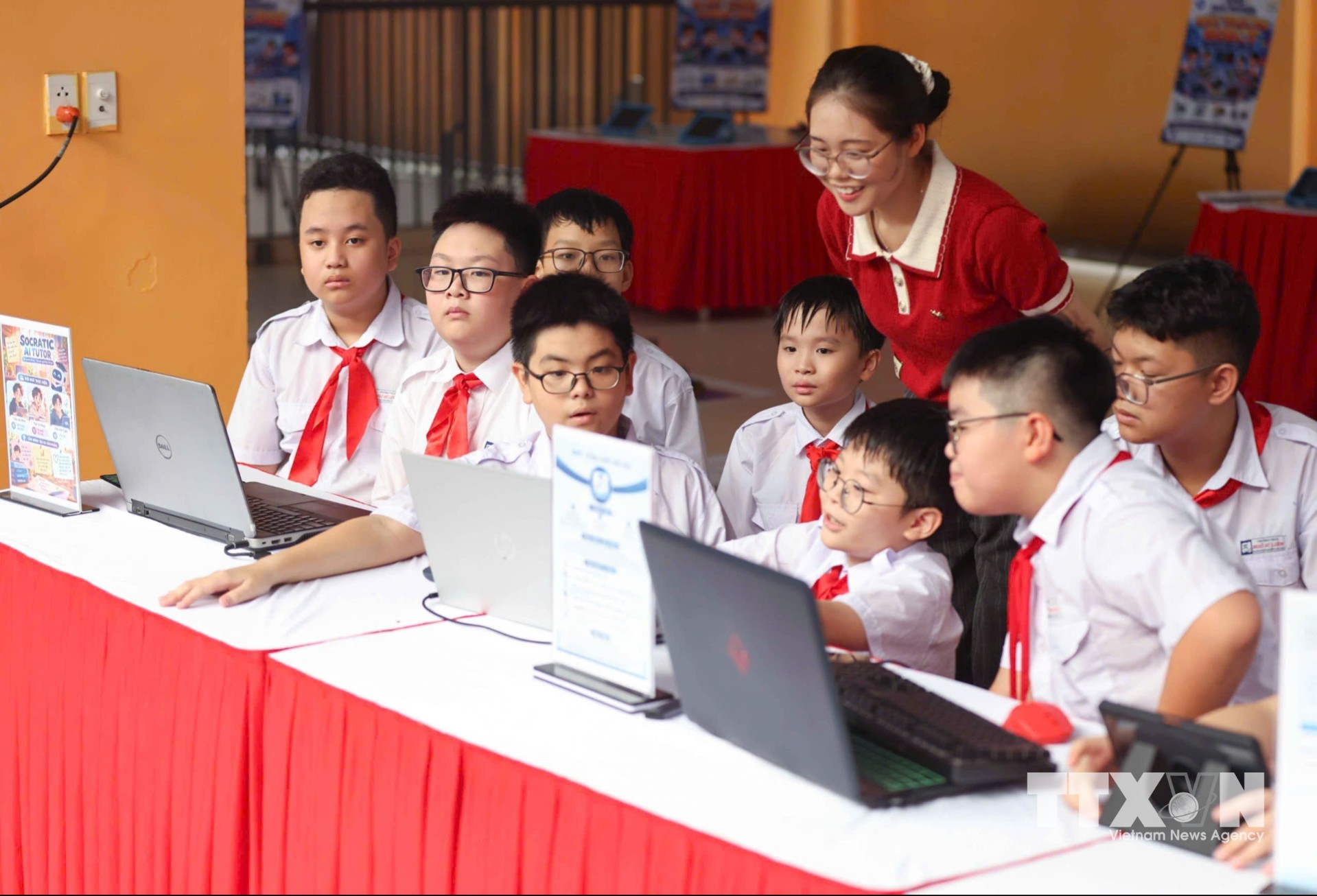 Cùng trao đổi, giao lưu những hiểu biết, sáng tạo trong công nghệ đã tạo ra sân chơi bổ ích cho học sinh. (Ảnh: Thanh Tùng/TTXVN)